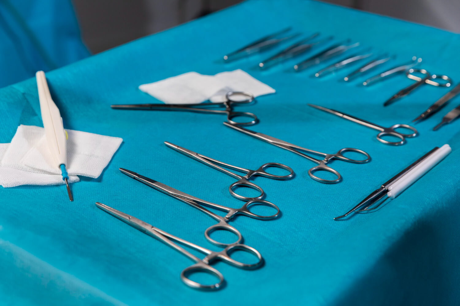 Mesa com equipamentos cirúrgicos onde será realizado um procedimento de desbridamento cirúrgico de feridas.